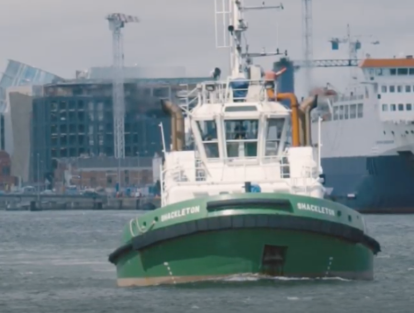 TUG BOATS IN ACTION | HOW LARGE SHIPS ENTER DUBLIN PORT